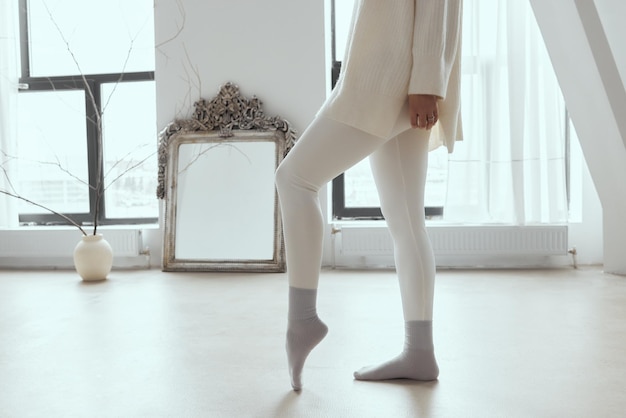 Mujer Haciendo Asanas De Yoga En Un Amplio Estudio Foto Premium