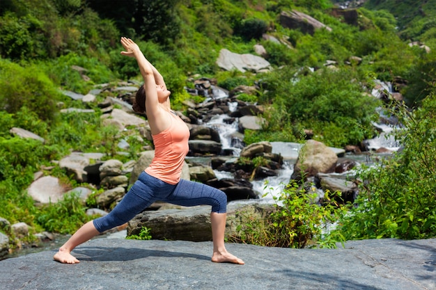 Mujer Haciendo Ashtanga Vinyasa Yoga Asana Virabhadrasana 1 Guerrero