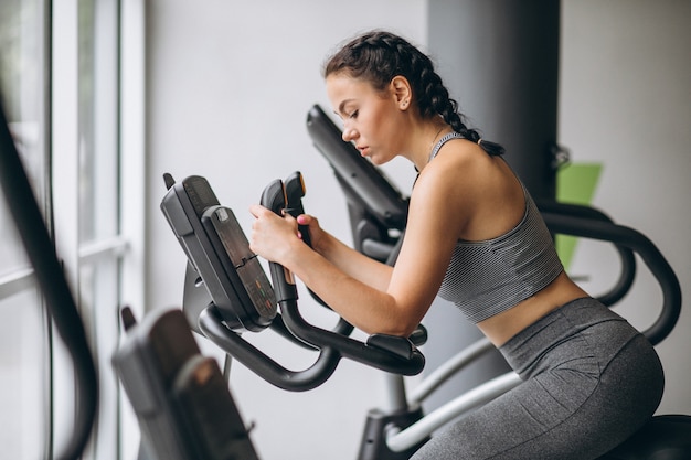 Mujer Haciendo Ejercicio En El Gimnasio Sola Foto Gratis 4158