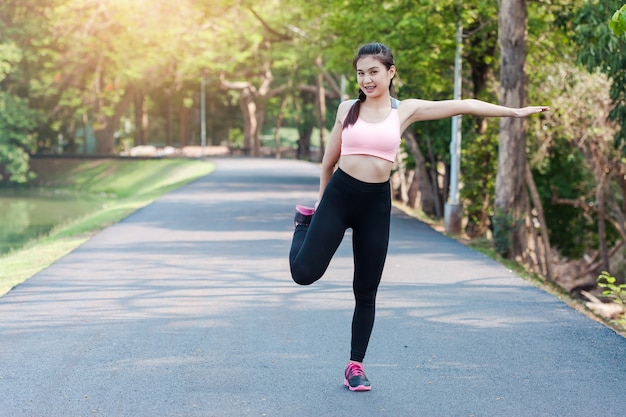 Mujer Haciendo Ejercicio En El Parque Foto Premium 8230