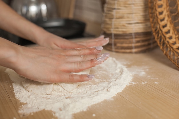 Mujer Haciendo Masa Cocina Femenina Chef Haciendo Pasteles Manos De