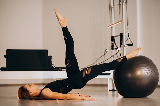 Mujer Haciendo Pilates Con Una Pelota Foto Gratis 