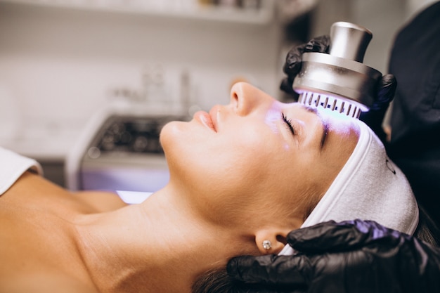 Mujer haciendo procedimientos de belleza en un salón de belleza Foto gratis