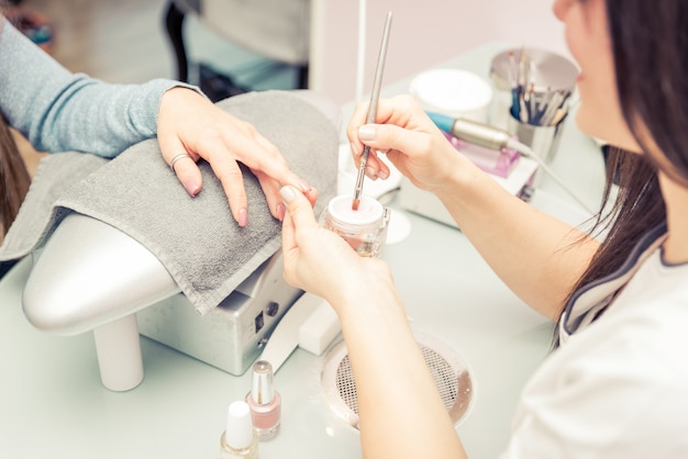 Mujer Haciendo Tratamiento De Uñas En Un Salón De Belleza Foto Premium 