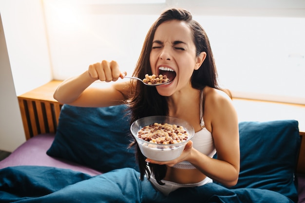 Mujer hermosa joven en cama de la mañana en casa. persona ...