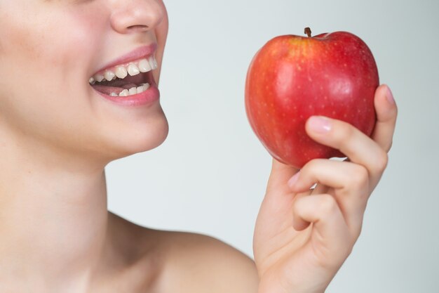 Mujer Hermosa Joven Comiendo Manzana Roja Foto Premium