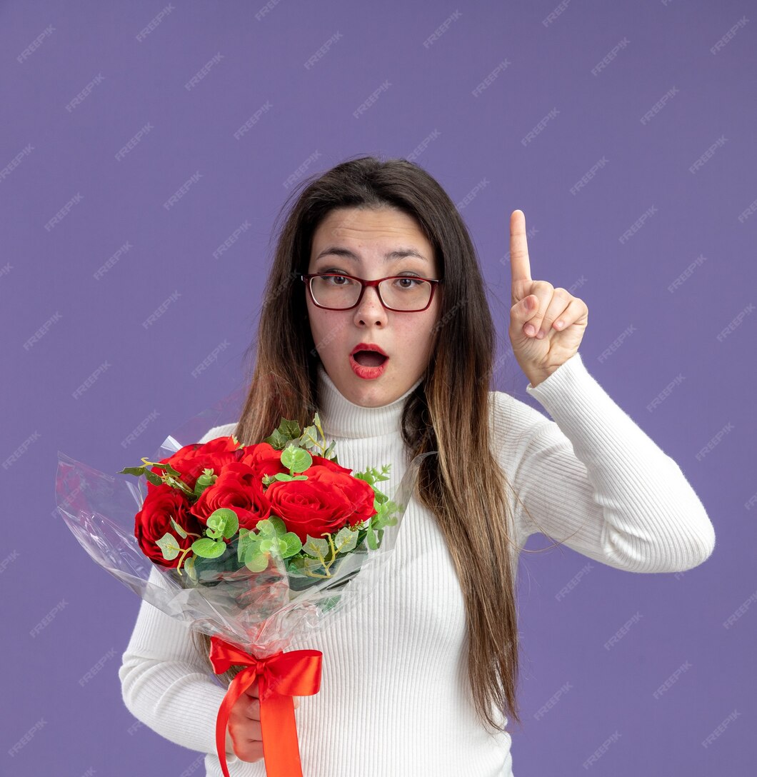 Mujer Hermosa Joven En Ropa Casual Sosteniendo Un Ramo De Rosas Rojas Mirando A La Cámara