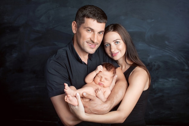 Mujer Y Hombre Sosteniendo A Un Recien Nacido Mama Papa Y Bebe De Cerca Retrato De Familia Sonriente Con Recien Nacido En Las Manos Foto Premium