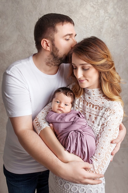 Mujer Y Hombre Sosteniendo A Un Recien Nacido Mama Papa Y Bebe Retrato De Familia Feliz Con Recien Nacido En Las Manos Foto Premium