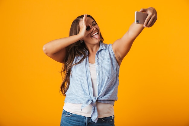 Mujer Joven Alegre Tomando Un Selfie Con Mano Extendida Foto Premium