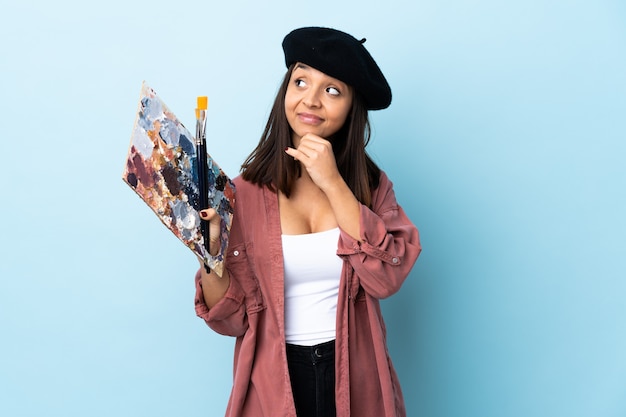 Mujer Joven Artista Sosteniendo Una Paleta Sobre Fondo Azul Aislado