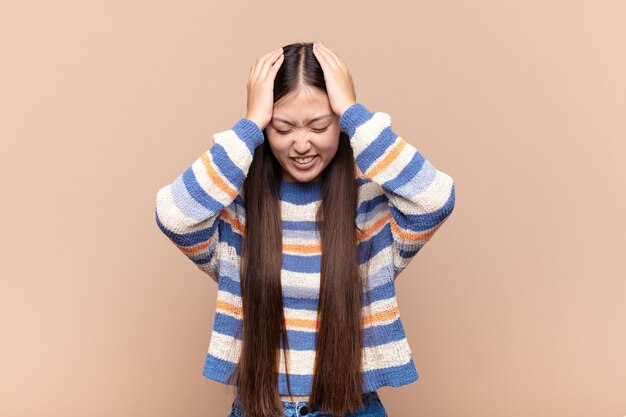 Mujer Joven Asiática Que Se Siente Estresada Y Frustrada Levantando Las Manos A La Cabeza