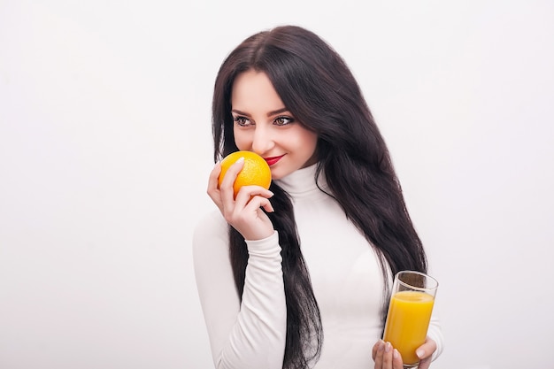 Mujer Joven Bebiendo Jugo De Naranja Fresco Foto Premium 