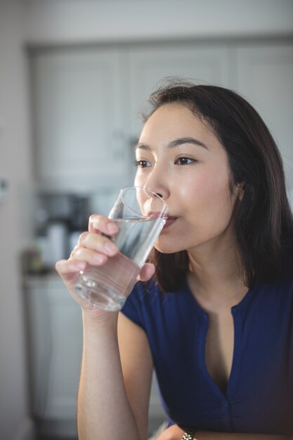 Mujer Joven Bebiendo Un Vaso De Agua En La Cocina Foto Premium 4250