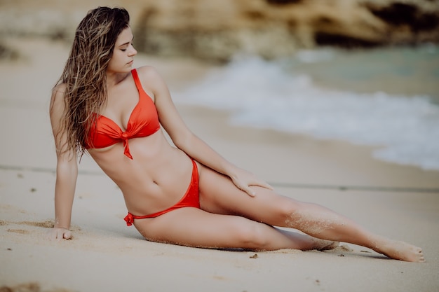 Mujer Joven Belleza Con Cuerpo Perfecto En Bikini Rojo En La Playa