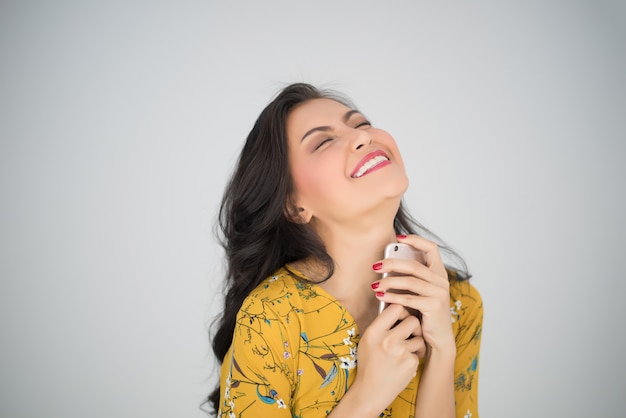Mujer joven belleza con teléfono inteligente Foto gratis