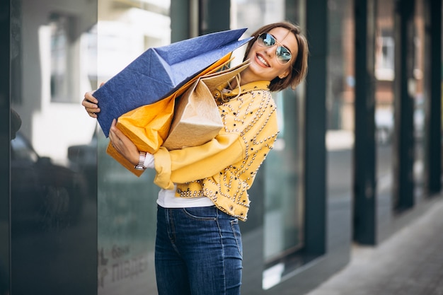 Mujer Joven Con Bolsas De Compras En La Ciudad Foto Gratis 4576