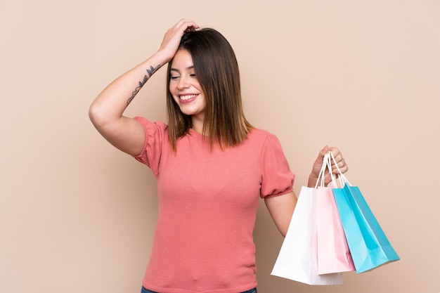 Mujer Joven Con Bolsas De Compras Sobre Pared Aislada Foto Premium 4524