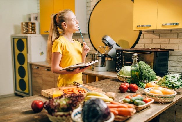 Mujer Joven Cocinando Recetas Comida Ecológica Saludable Dieta Vegetariana Verduras Y Frutas 