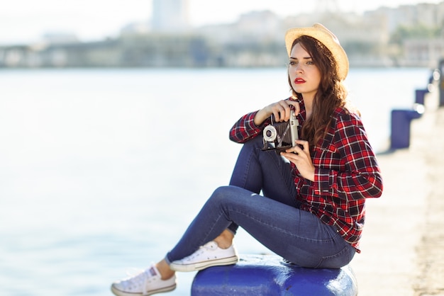 Fotograf u kadru - Page 4 Mujer-joven-con-sombrero-y-camara-de-fotos-junto-al-mar_1139-292