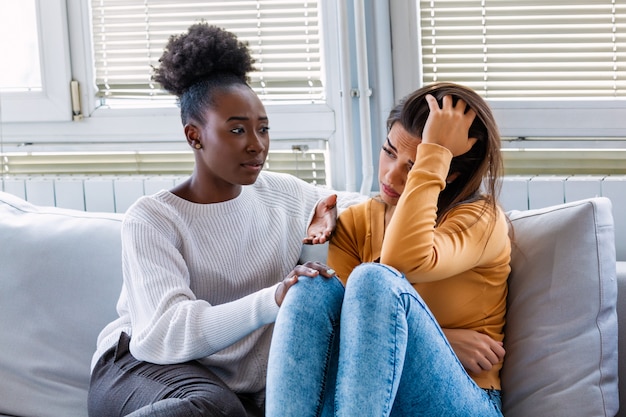 Mujer Joven Consolando A Su Amiga En Casa Foto Premium