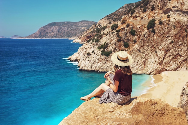 Mujer joven contemplar la hermosa playa de kaputas, viajar por la costa de  licia en un brillante día de verano durante las vacaciones | Foto Premium