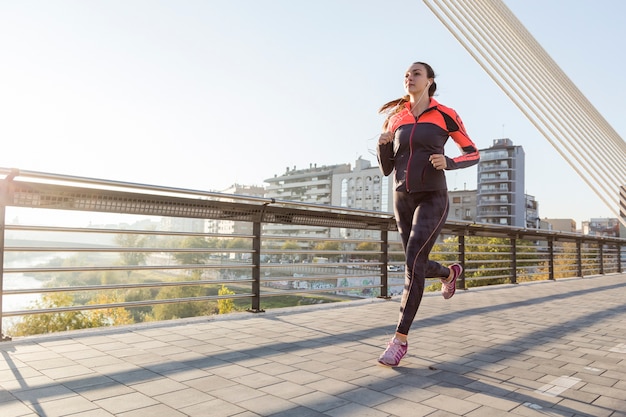 Resultat d'imatges de mujer corriendo