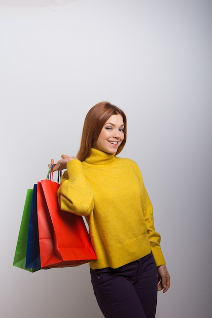 Mujer Joven Feliz Con Bolsas De Compras Foto Gratis 5819