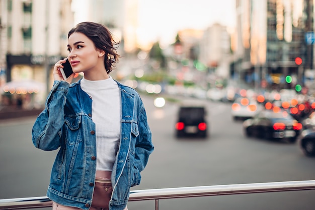 Mujer Joven Hablando Por Teléfono En La Calle Foto Premium