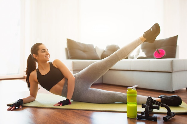 Mujer Joven Haciendo Ejercicio Deportivo En La Habitacin Durante La