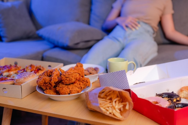 Mujer Joven Hambrienta Comiendo Comida Chatarra Pollo Frito Y Papas Fritas Para Cenar Ordenando 4176