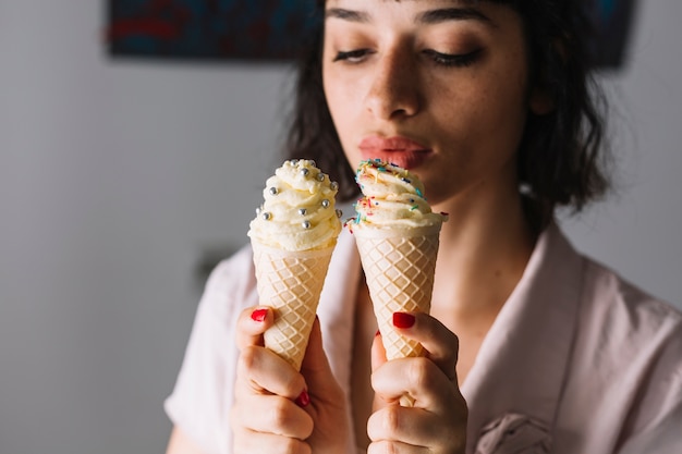 Mujer Joven Hermosa Que Mira Dos Conos De Helado Que Se Sostienen En Su