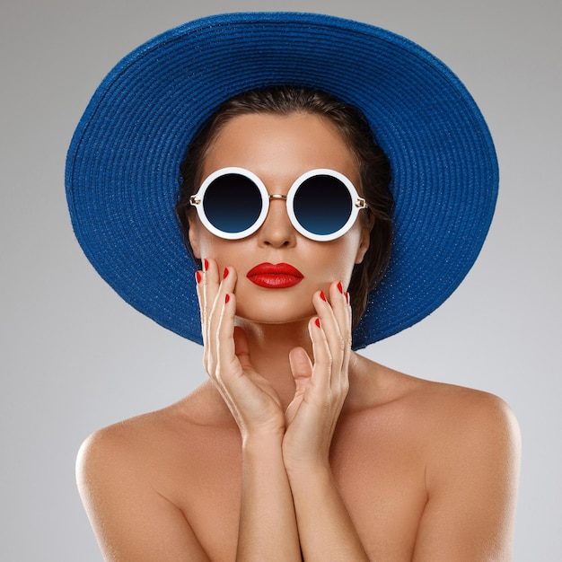 Mujer Joven Y Hermosa Con Sombrero Azul Y Gafas De Sol Está Lista Para Las Vacaciones Foto Premium 