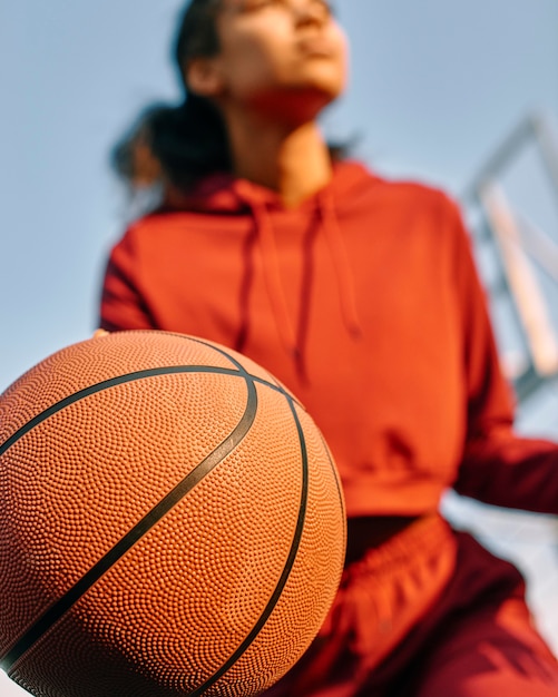 Mujer Joven Jugar Al B Squetbol Aire Libre Foto Premium