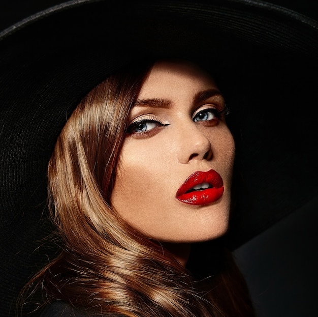 Mujer Joven Con Labios Rojos Y Sombrero Negro Foto Gratis