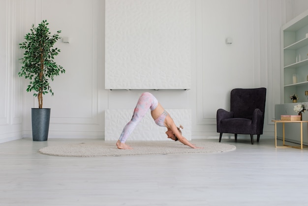 Mujer Joven Meditando Haciendo Yoga En Casa Vista Posterior Frontal Y Lateral Foto Premium