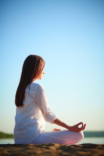 Mujer Joven Practicando La Meditación Foto Gratis 5115