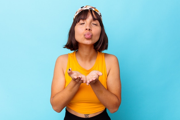 Mujer Joven De Raza Mixta Aislada Sobre Fondo Azul Doblando Los Labios