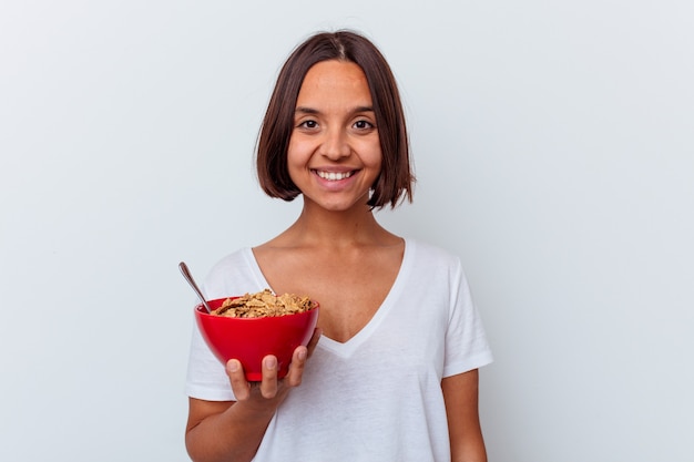 Mujer Joven De Raza Mixta Comiendo Cereales Aislados En La Pared Blanca Feliz Sonriente Y