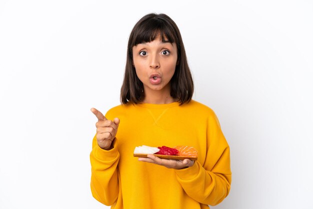 Mujer Joven De Raza Mixta Sosteniendo Sashimi Aislado Sobre Fondo