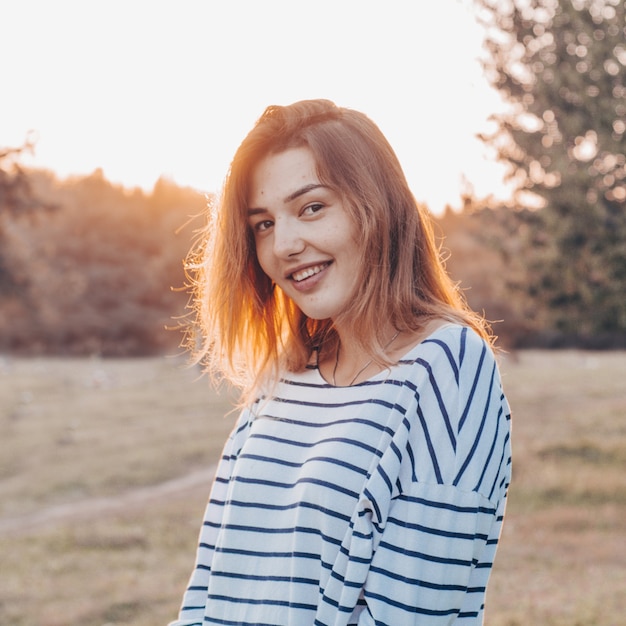 Mujer Joven Relajante En El Cielo Del Atardecer De Verano Al Aire Libre Estilo De Libertad De 