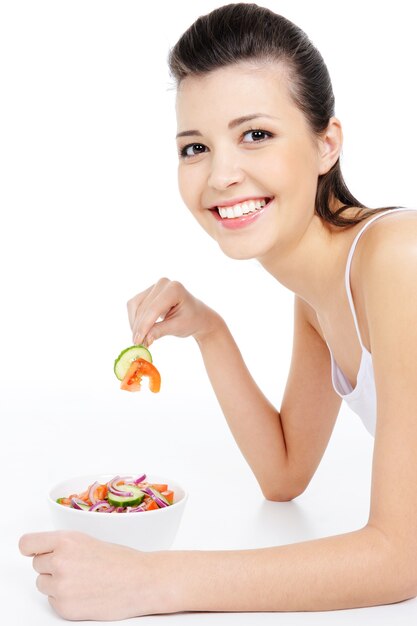 Mujer Joven Riendo Comiendo Ensalada Saludable Aislado En Blanco Foto Gratis 0412