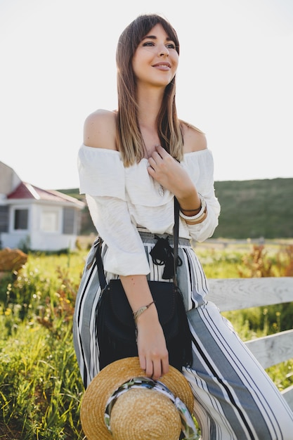 Mujer Joven Con Sombrero De Paja En El Campo Foto Gratis 1821