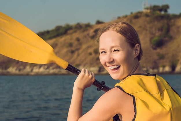 Mujer Joven Sonriente En Kayak En El Mar Feliz Joven Pirag Ismo En El