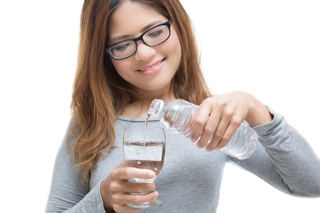 Mujer Joven Vertiendo Agua En Un Vaso Aislado En Blanco Foto Premium 5735