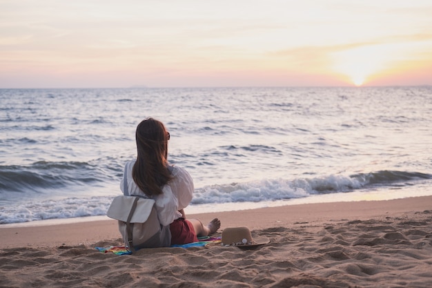 Mujer Joven Viajero Relajante En La Playa Tropical Al Atardecer Foto Premium