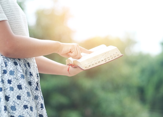 La Mujer Está Leyendo La Biblia Foto Premium