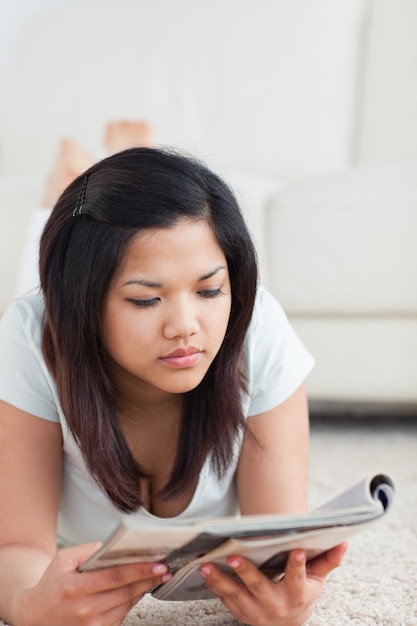 Mujer Leyendo Un Libro Mientras Ella Está Acostada En El Piso Foto Premium 9637