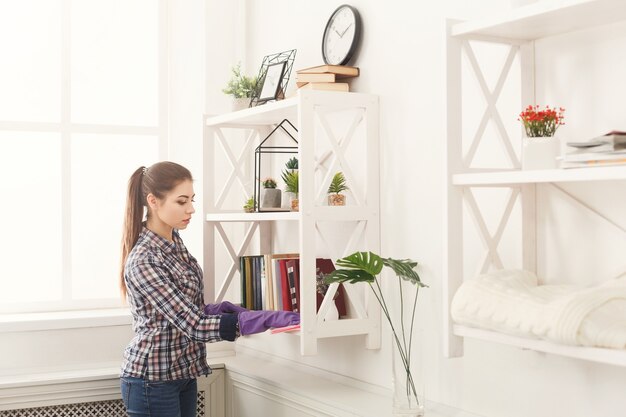 Mujer Limpiando El Polvo De La Estantería Foto Premium 