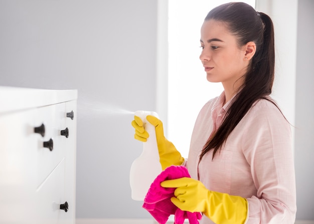 Mujer Limpiando Su Casa Foto Gratis 